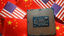 FILE: Sebuah chip semikonduktor unit pemrosesan pusat (CPU) ditampilkan di antara bendera China dan Amerika Serikat, 17 Februari 2023. (Florence Lo/REUTERS)