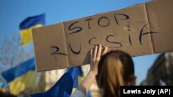 Фото з мітингу на підтримку України після вторгнення Росії. AP Photo/Lewis Joly