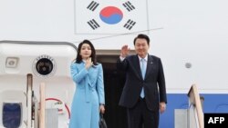 Президент Південної Кореї з дружиною вирушають до Вашингтона. Фото: YONHAP/AFP