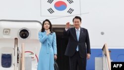 韩国总统尹锡悦和夫人从首尔启程访问美国。（2023年4月24日）