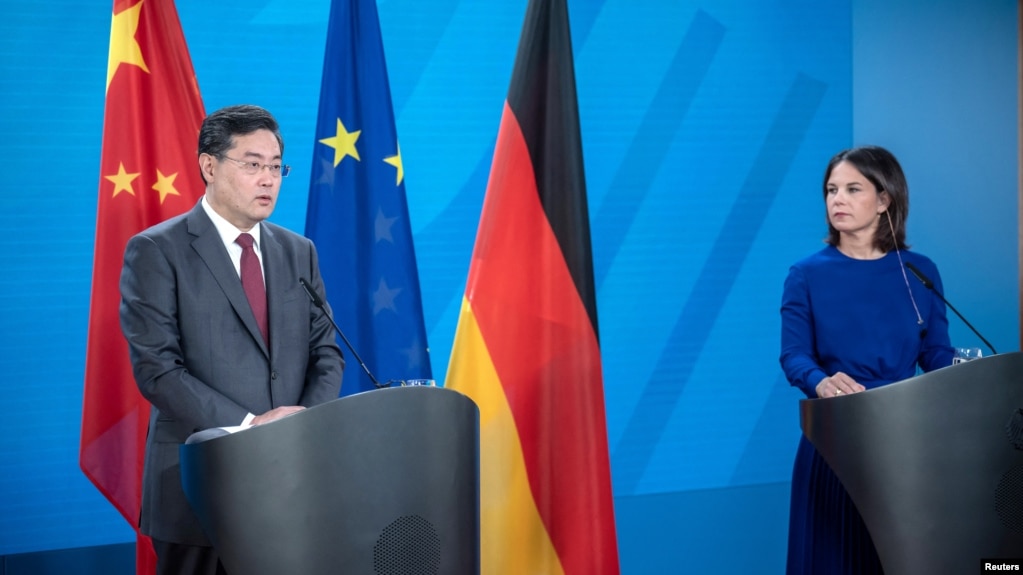 2023年5月9日德國外交部長貝爾伯克(右)在德國柏林與中國外長秦剛舉行雙邊會談後出席新聞發布會