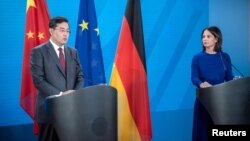 2023年5月9日德国外交部长贝尔伯克(右)与中国外交部长秦刚在德国柏林举行新闻发布会