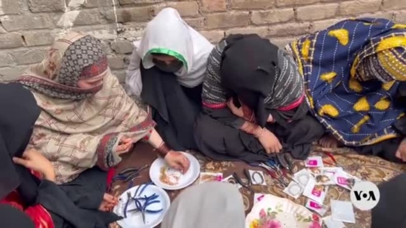 Afghan woman teaches jewelry making to refugee girls in Pakistan 