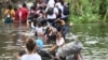 Para migran mencoba masuk wilayah AS melalui sungai Rio Grande dari kota Matamoros, Meksiko. Lonjakan migran diperkirakan terjadi di perbatasan AS-Meksiko karena pemerintahan Biden secara resmi mengakhiri penggunaan aturan pembatasan COVID-19 yang dikenal sebagai "Title 42".(AFP)