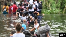 Migranti pokušavaju da dođu do SAD kroz Rio Grande kako se vidi iz Matamorosa, država Tamaulipas, Meksiko. Očekuje se porast migranata na američko-meksičkoj granici jer Bidenova administracija službeno prestaje s korištenjem Člana 42.