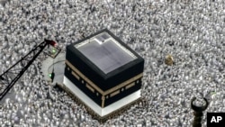Jemaah haji mengelilingi Ka'bah saat menunaikan ibadah haji di Mekkah, Arab Saudi, 22 Juni 2023. (Foto: AP)