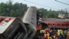 Para petugas SAR mencari korban di sekitar gerbong-gerbong yang hancur di lokasi tabrakan tiga kereta dekat Balasore, negara bagian Odisha, India, Sabtu, 3 Juni 2023. (Foto: Dibyangshu Sarkar/AFP)