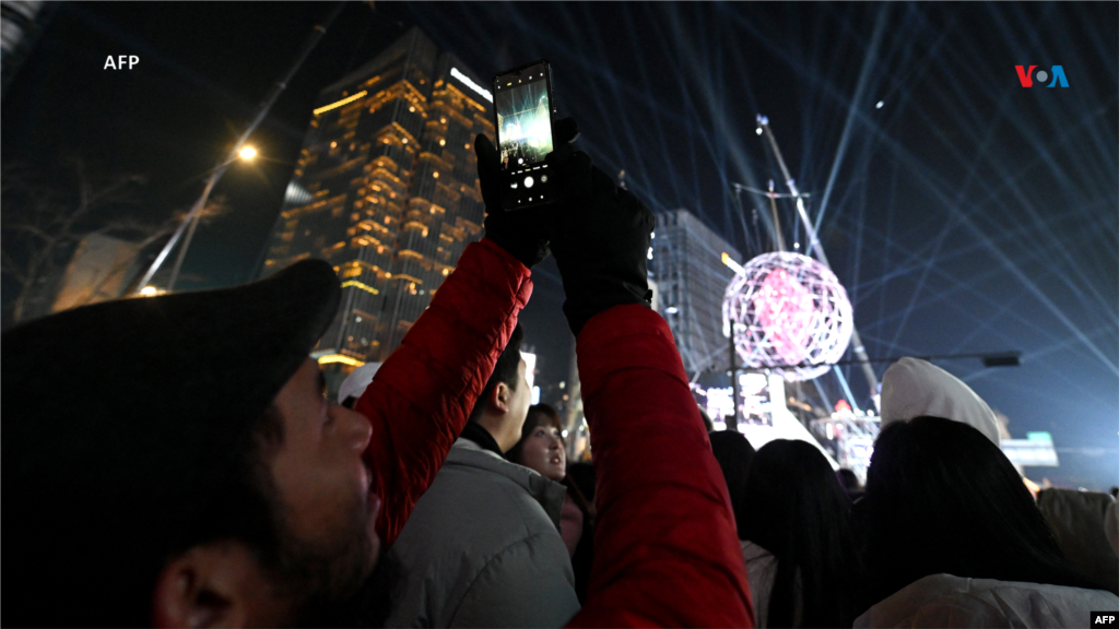 Desde Corea del Sur: La gente se reúne para un evento de cuenta regresiva, con el fin de celebrar el Año Nuevo en el centro de Seúl antes de la medianoche del 31 de diciembre de 2023.