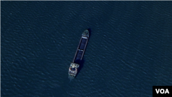 대동강변에 떠 있는 선박의 적재함에서 석탄이 가득한 모습을 볼 수 있다. 사진=Airbus (via Google Earth)