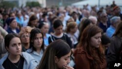 Pjesëmarrës në funeralin e ushtarit izraelit Benjamin Loeb, i cili kishte shtetësi izraelite dhe franceze në Jeruzalem, më 10 tetor 2023. (Foto nga AP /Francisco Seco)