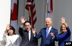 조 바이든 미국 대통령과 부인 질 바이든 여사, 기시다 후미오 일본 총리와 부인 기시다 유코 여사가 10일 백악관 정상회담에 앞서 열린 공식 환영행사에서 환영객들을 향해 손을 흔들고 있다.