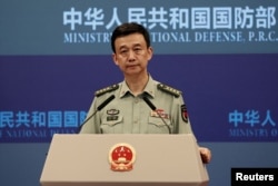 Juru Bicara Kementerian Pertahanan China Wu Qian dalam konferensi pers di Beijing, China, 31 Agustus 2023. (REUTERS/Shubing Wang)