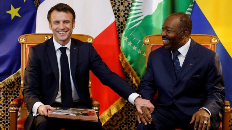 A Libreville, Emmanuel Macron a offert un présent rare à Ali Bongo