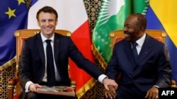 Le président français Emmanuel Macron (L) rencontre le président gabonais Ali Bongo Ondimba (R) pour une réunion bilatérale au palais présidentiel de Libreville, le 1er mars 2023
