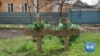 VOA英语视频：战火中的生与死——走访乌克兰前线小镇 