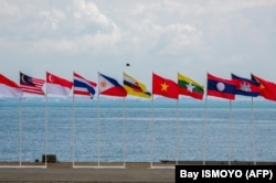 Bendera negara-negara anggota Perhimpunan Bangsa-Bangsa Asia Tenggara (ASEAN) dikibarkan di pangkalan angkatan laut selama Latihan Solidaritas ASEAN Natuna 2023 di Batam, Provinsi Kepulauan Riau, 20 September 2023. (Bay ISMOYO/AFP)