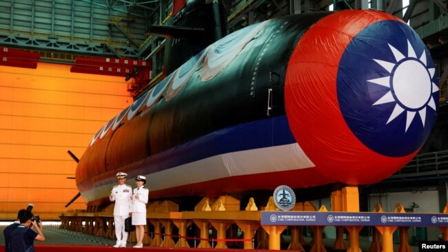 Hải quân chụp ảnh bên cạnh Narwhal, tàu ngầm tự chế đầu tiên của Đài Loan, sau lễ hạ thủy ở Cao Hùng, Đài Loan, vào ngày 28 tháng 9 năm 2023.