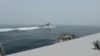 타이완 해협에서 중국 해군 함정이 미국 해군 구축함 정훈함 앞을 근접해 가로지르고 있다. (자료사진)