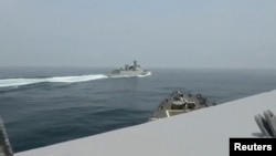 중국 해군 함정이 지난 3일 타이완 해협에서 미 해군 구축함 '정훈'함에 근접 기동하고 있다. (미 국방부 영상 캡쳐)