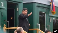 ผู้นำคิม จอง อึน ขึ้นรถไฟกันกระสุนจากเมืองอาร์ตีออม ไม่ไกลจากเมืองวลาดีวอสต็อค ในภาคตะวันออกไกลของรัสเซีย เมื่อวันที่ 17 กันยายน 2023 (ภาพจากทางการรัสเซีย / เผยแพร่โดยเอพี)