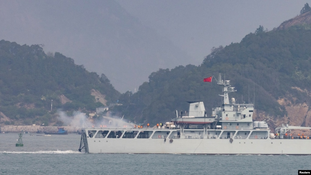 资料照片：在靠近台湾金门岛的福建省福州附近海域，一艘中国海军战舰在举行军演时开火。（2023年4月8日）(photo:VOA)