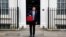 Menteri Keuangan Inggris Jeremy Hunt memegang kotak anggaran di Downing Street, London, Inggris, 15 Maret 2023. (REUTERS/Peter Nicholls)