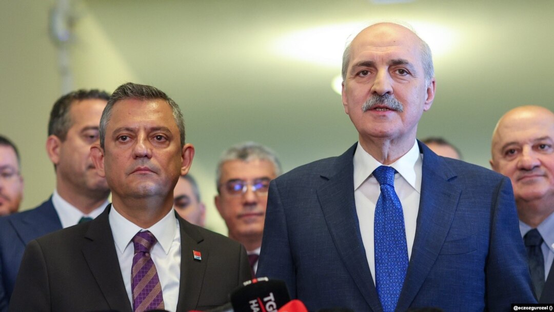 Numan Kurtulmuş'la yaptığı görüşmenin ardından basına ortak açıklama yapan Özgür Özel, iktidarın yeni anayasa girişiminin Türkiye'nin asıl gündemini gizlemek olduğunu savundu. 
