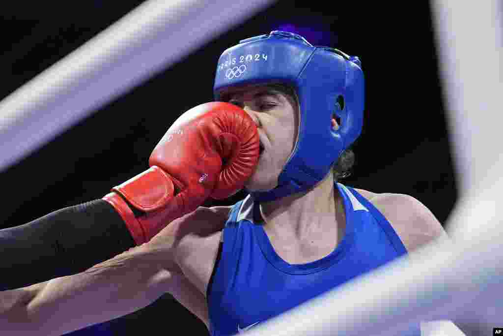 Khouloud Hlimi dari Tunisia (tidak terlihat) memukul Esra Yildiz dari Turki dalam pertandingan tinju pendahuluan kelas 57 kilogram putri di Olimpiade Musim Panas 2024, di Paris, Prancis. (AP)&nbsp;