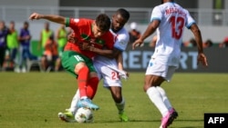 Abdessamad Ezzalzouli et Gedeon Kalulu avec Meschack Elia lors du match entre le Maroc et la RD Congo au Stade Laurent Pokou de San Pedro, le 21 janvier 2024.