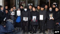 Kerabat korban kerja paksa Jepang pada masa perang di Korea Selatan di Mahkamah Agung Korea Selatan di Seoul, 21 Desember 2023.(YONHAP/ AFP) 