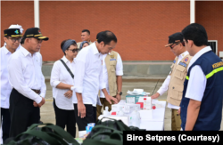 Jokowi meninjau obat-obatan dan peralatan kesehatan yang akan dikirimkan ke Mesir dan Sudan. (Foto:Courtesy/Biro Setpres)