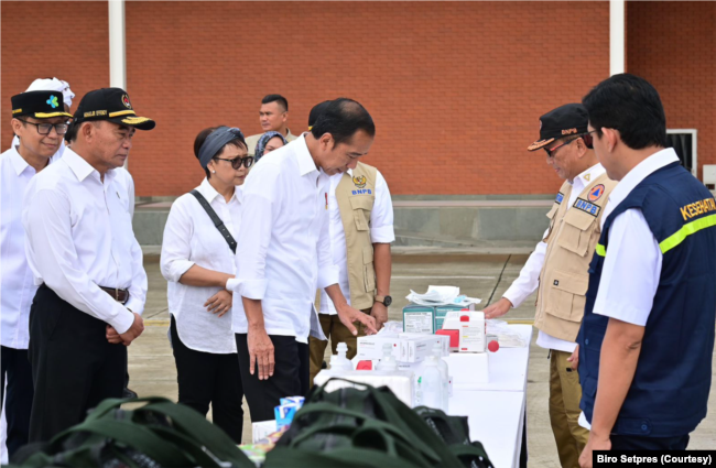 Jokowi meninjau obat-obatan dan peralatan kesehatan yang akan dikirimkan ke Mesir dan Sudan. (Foto:Courtesy/Biro Setpres)