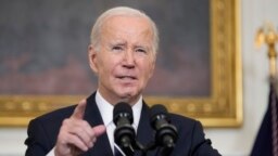 Tổng thống Joe Biden phát biểu trong Phòng Quốc yến của Nhà Trắng ở Washington, ngày 7 tháng 10 năm 2023, sau khi nhóm chủ chiến Hamas thực hiện một cuộc tấn công nhiều mặt trận chưa từng có nhắm vào Israel vào rạng sáng thứ Bảy.
