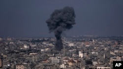 Asap mengepul akibat serangan udara Israel di Kota Gaza, Rabu, 10 Mei 2023. (Foto: AP)