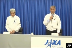 Presiden JAXA, Hiroshi Yamakawa (tengah), bersama Direktur JAXA untuk Implementasi Peluncuran, Yasuhiro Funo (kiri), dalam konferensi pers di Jepang, Selasa, 7 Maret 2023. (JAXA via AP)