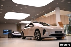 Model mobil NIO ET5 dan mobil sport NIO EP9 ditampilkan di NIO House, ruang pamer kendaraan listrik pintar premium China. (Foto: Reuters)