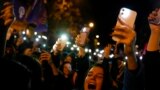 Des femmes crient des slogans alors qu'elles se rassemblent pour marquer la Journée internationale de la femme à Istanbul, en Turquie, le mercredi 8 mars 2023. (AP Photo/Khalil Hamra)