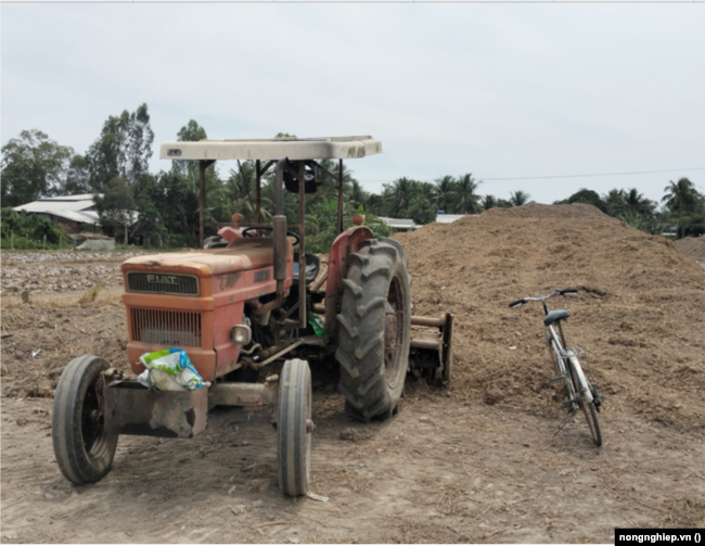 Cạo vét lớp đất trên mặt ruộng bán để sống [6] (Hình: nongnghiep.vn)