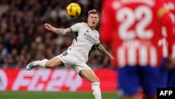 Toni Kroos lors du match entre le Real Madrid et l'Atletico de Madrid au stade Santiago Bernabeu à Madrid le 4 février 2024. 