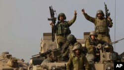 Dakarun Isra'ila, lokacin da suke murnar dawowa daga Gaza (Hoto: AP)