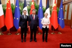 中國領導人習近平在北京會晤到訪的歐盟委員會主席馮德萊恩和法國總統馬克龍。（2023年4月6日）
