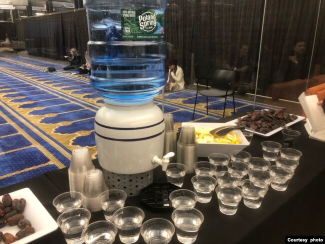 Universitas Harvard menyediakan minuman dan makanan halal gratis untuk buka puasa di kampus setiap harinya (dok: Devina Faustanisa)