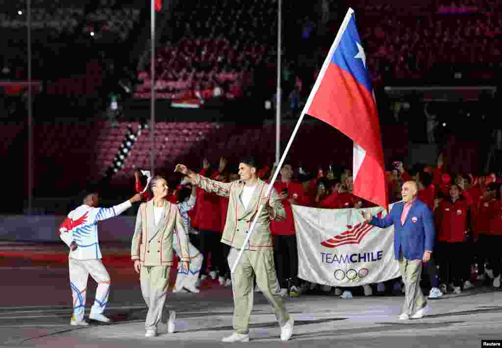 Los abanderados Kristel Kobrich y Esteban Grimalt encabezaron la delegación de Chile durante el desfile de atletas en la Ceremonia de Apertura el 20 de octubre de 2023.