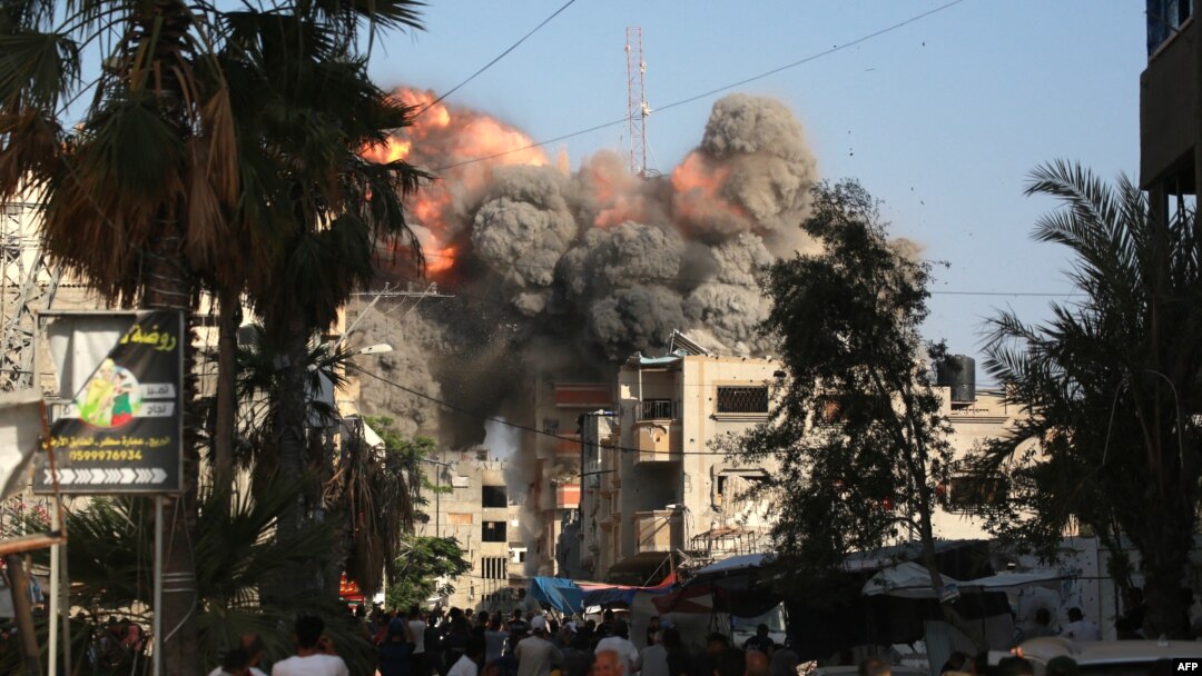 Կրակ և սև ծուխ է բարձրանում 2024 թվականի հունիսի 3-ին Գազայի հատվածի կենտրոնական Բուրեյջ քաղաքում գտնվող բնակելի շենքի վրա Իսրայելի օդային հարվածից մի քանի րոպե անց