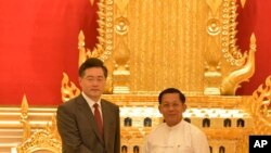 Ngoại trưởng Trung Quốc Tần Cương gặp người đứng đầu chính quyền quân sự Myanmar Min Aung Hlaing ở Naypyitaw hôm 2/5/2023. 