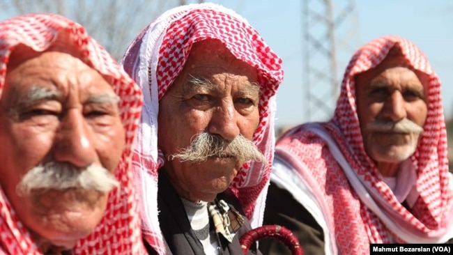 Ezidiler'in bazıları bir süre Diyarbakır'da Büyükşehir Belediyesi tarafından kurulan kampta kaldı.