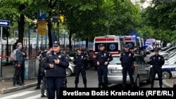 Policija u blizini škole "Vladislav Ribnikar" na Vračaru u Beogradu. (RSE/Svetlana Božić Krainčanić)