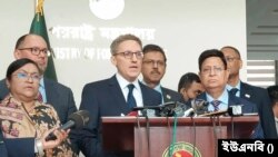 পররাষ্ট্র মন্ত্রণালয়ে পররাষ্ট্রমন্ত্রী ড. এ কে আব্দুল মোমেনের সঙ্গে যুক্তরাষ্ট্রের পররাষ্ট্র দপ্তরের কাউন্সেলর ডেরেক শোলে। 