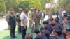 ထိုင်းနိုင်ငံ၊ တာ့ခ်ခရိုင်အတွင်းမှာ တရားမဝင် အထောက်အထားမဲ့ဝင်လာတဲ့ မြန်မာရွှေ့ပြောင်းနေထိုင်သူများကို ထိုင်းရဲတပ်ဖွဲ့က ဖမ်းဆီးထားစဥ်။ ((မေ ၆၊ ၂၀၂၄/ဓာတ်ပုံ-ထိုင်းရဲတပ်ဖွဲ့)