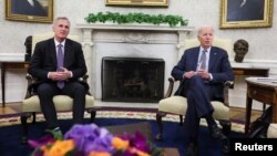 El presidente de Estados Unidos, Joe Biden (der.), organiza conversaciones sobre el límite de la deuda con el presidente de la Cámara de Representantes, Kevin McCarthy, en la Oficina Oval de la Casa Blanca en Washington, el 22 de mayo de 2023.